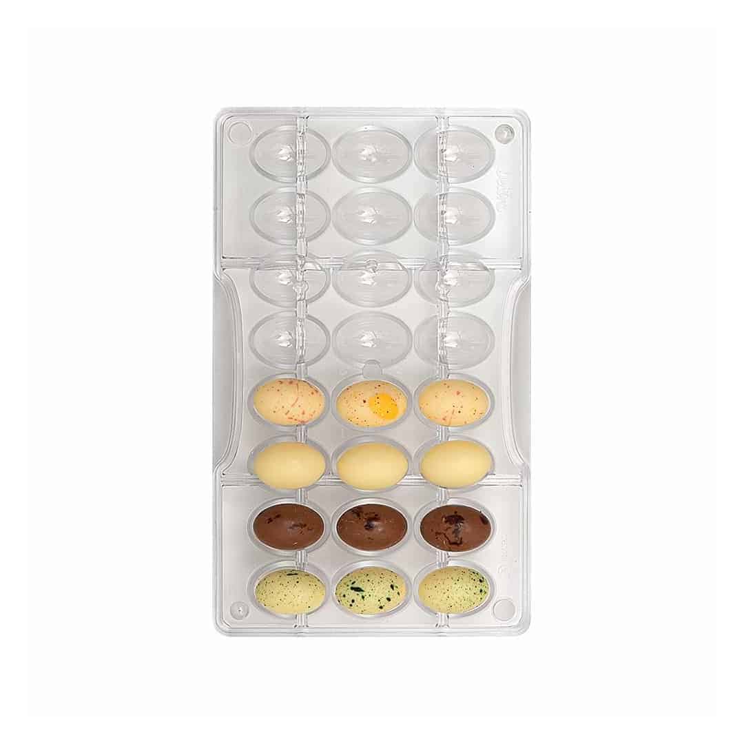Ovos de Páscoa pequenos com molde de chocolate
