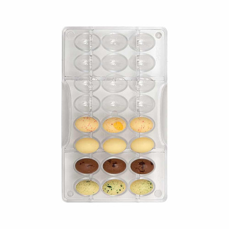 Ovos de Páscoa pequenos com molde de chocolate