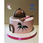 bolo de cavalo com pasta de açúcar rosa bebê