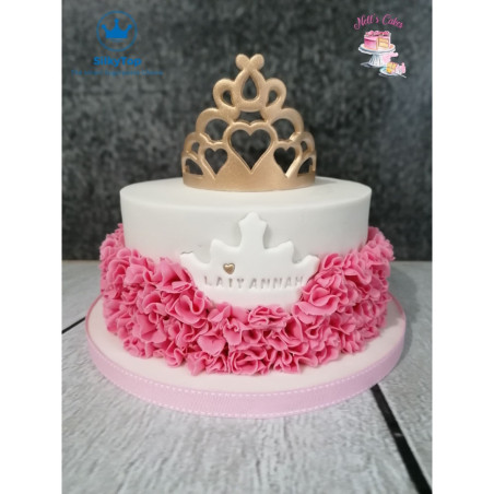 design de bolo de coroa com cortador de pasta de açúcar