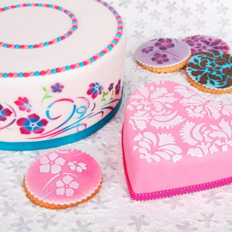 design de bolo com material de flor de estêncil