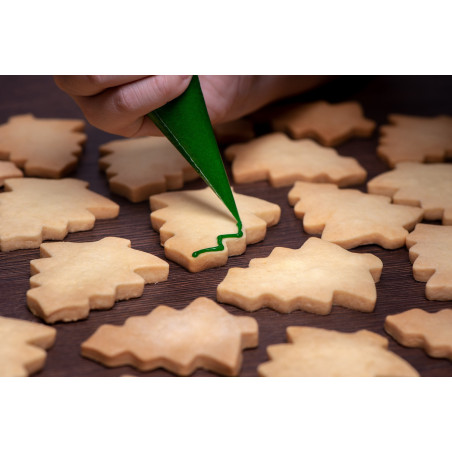 Biscoitos amanteigados em formato de árvore de Natal com cortador de biscoitos