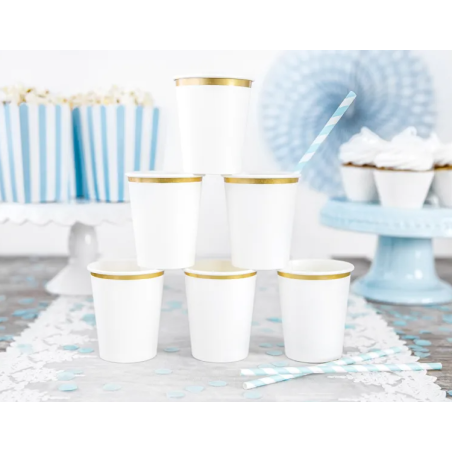 copos de papelão branco com bordas douradas