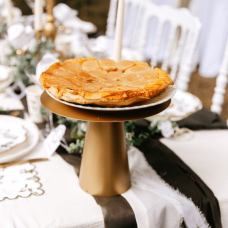 display de bolo de metal dourado