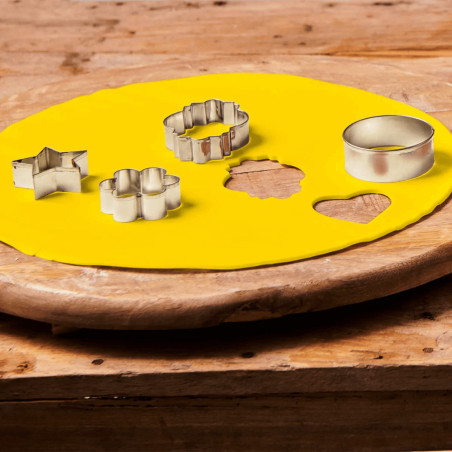pate a sucre jaune et decoupe pates