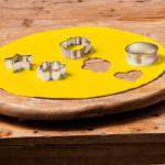 pate a sucre jaune et decoupe pates
