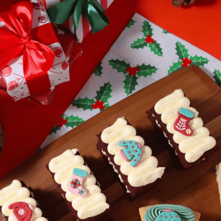 pastéis decorados com enfeites de açúcar