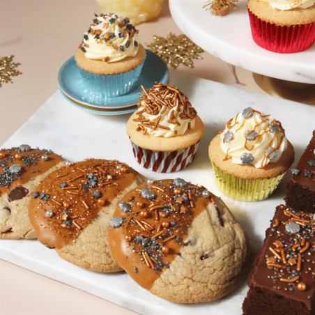 doces diferentes com granulados de Natal dourados e prateados