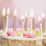 Velas simples e estrelas douradas em um bolo