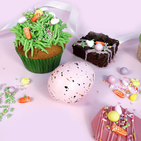 cupcake decorado com granulado de Feliz Páscoa