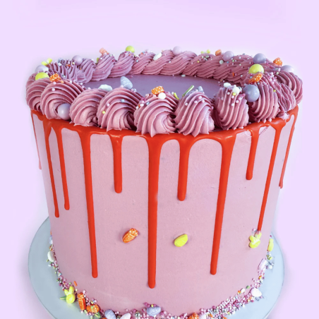 bolo de camadas decorado com granulados de Páscoa Feliz
