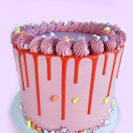 bolo de camadas decorado com granulados de Páscoa Feliz