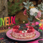 Vela de aniversário multicolorida em um bolo