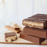 barra de chocolate recheada com creme de avelã