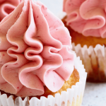 creme de manteiga de morango no cupcake
