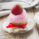 creme de manteiga em cupcake de morango
