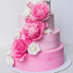 flores de pasta de açúcar em bolo rosa
