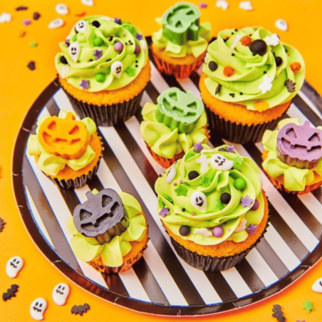 Cupcakes de Halloween decorados com a mistura de confeitos 4 em 1 Spooky Halloween