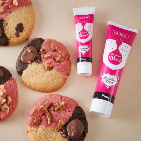 Bolo com corante alimentício em gel rosa Progel