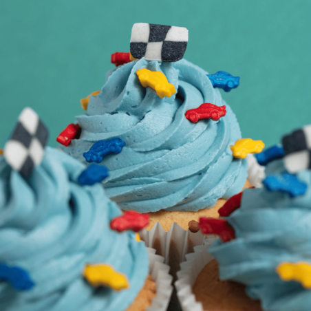 decoração de cupcake em formato de carro de corrida com confeitos