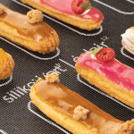 éclairs de pastelaria com tapete de silicone