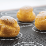 Massa choux com tapete de silicone para pastelaria