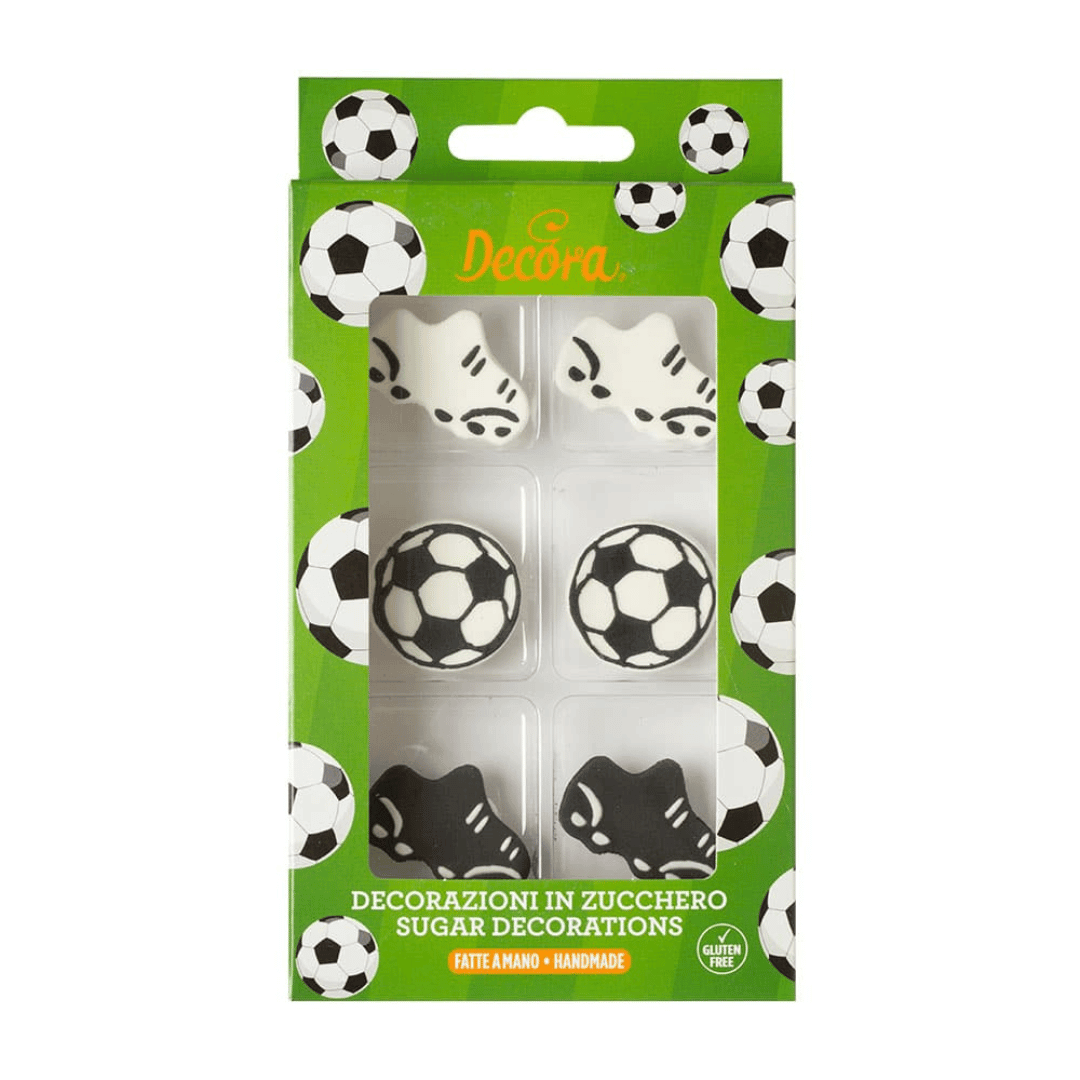 Decoração comestível para um bolo de aniversário com tema de futebol.