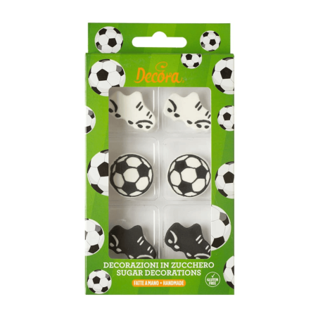Decoração comestível para um bolo de aniversário com tema de futebol.