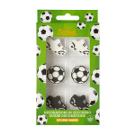 Decoração comestível para um bolo de aniversário com tema de futebol.
