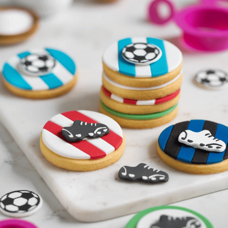 Decorações de açúcar com tema de futebol para biscoitos amanteigados.