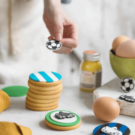 Decorações comestíveis para bolos e biscoitos com tema de futebol.