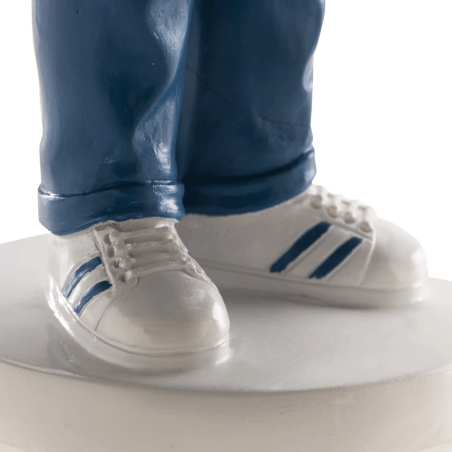 estatueta de resina de menino com comunhão