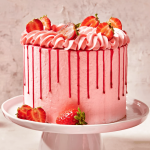 decoração de bolo com mistura de creme encantado de morango funcakes