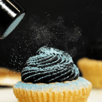 Cupcake decorado com pó de glitter azul PME