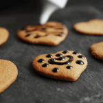 biscoitos de chocolate decorados em formato de tubo