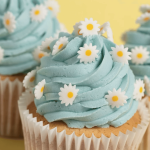 Cupcakes para sobremesa de verão ou bolo de Páscoa com confeitos de margarida (PME)