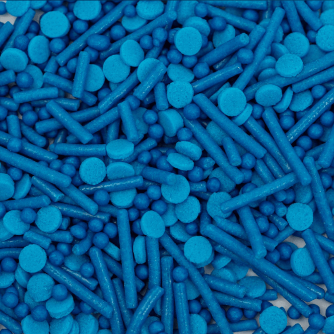 Bolo PME com granulado azul misturado