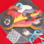 bolo decorado em forma de motocicleta