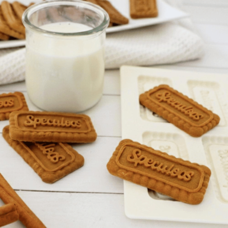 Biscoitos speculoos caseiros feitos com um molde de silicone da Scrapcooking.