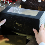 Caixa de madeira preta com detalhes dourados, boas festas!