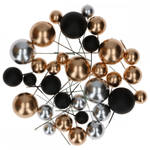 Bolas decorativas para bolo em tons metálicos dourados, prateados e pretos.