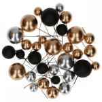 Bolas decorativas para bolo em tons metálicos dourados, prateados e pretos.