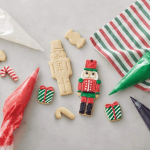 Cortadores de biscoito e sacos de confeitar de Natal