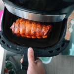 Forma retangular de silicone para fritadeira a ar, ideal para receitas saudáveis.