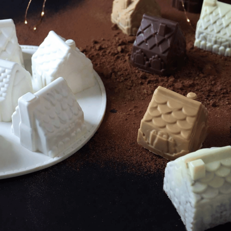 Molde de silicone 3D em formato de chalé natalino para sobremesas de chocolate.