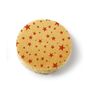 Bolo de pão de ló decorado com estrelas de Natal vermelhas.