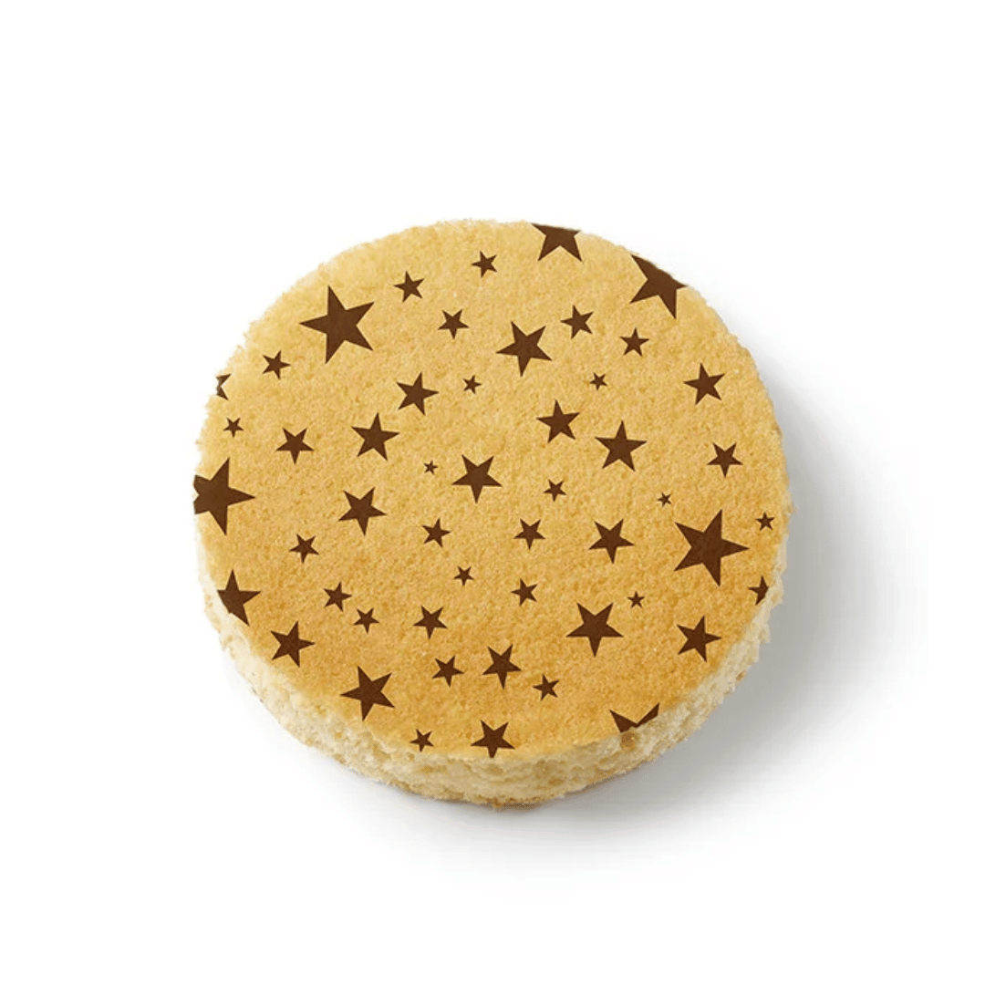 Bolo de pão de ló decorado com estrelas marrons.