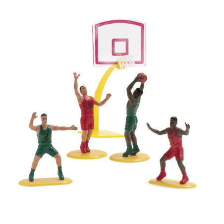 Enfeite de bolo com figuras de jogadores de basquete em plena partida.