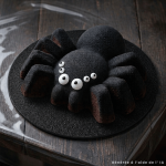 Decoração de bolo de aranha para o Halloween - em volta do bolo